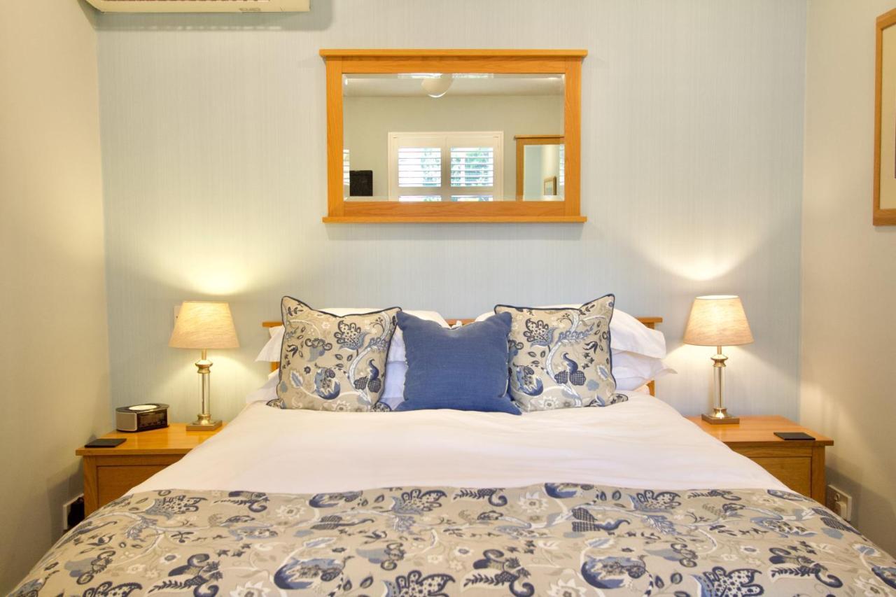 Chestnuts House Boutique B&B Bath Exterior photo A bedroom at the hotel