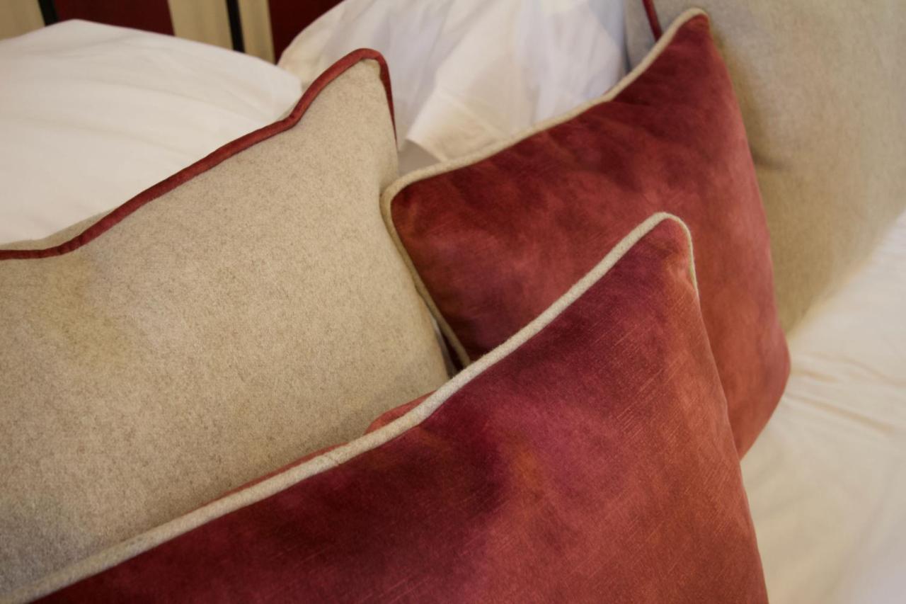 Chestnuts House Boutique B&B Bath Exterior photo Velvet cushions