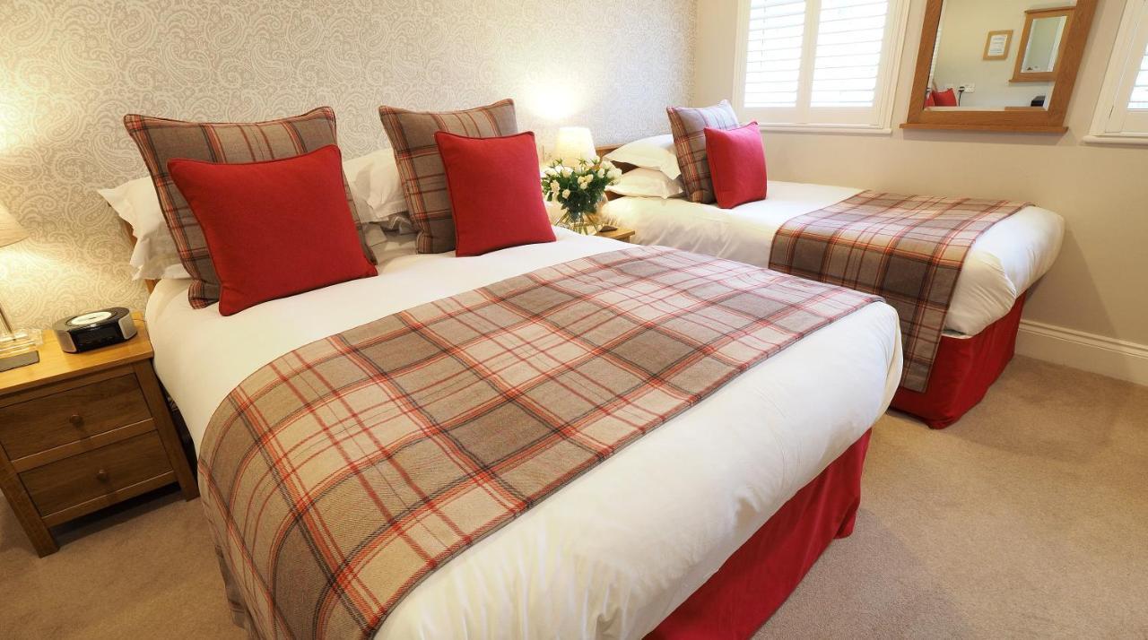 Chestnuts House Boutique B&B Bath Exterior photo A bed runner