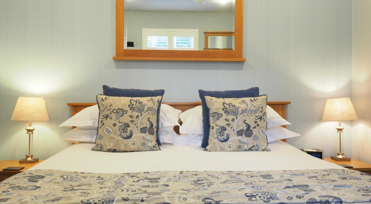 Chestnuts House Boutique B&B Bath Exterior photo A bed with cushions