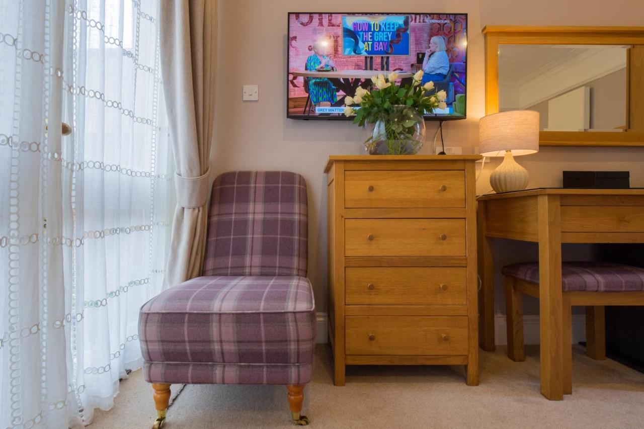 Chestnuts House Boutique B&B Bath Exterior photo A television in a hotel room